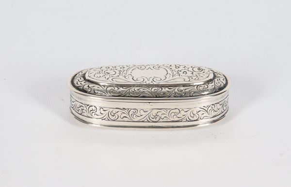 Antique oval silver snuffbox, chiseled and embossed with floral scroll and garland motifs, vermeil interior. Italian manufacture, 110g