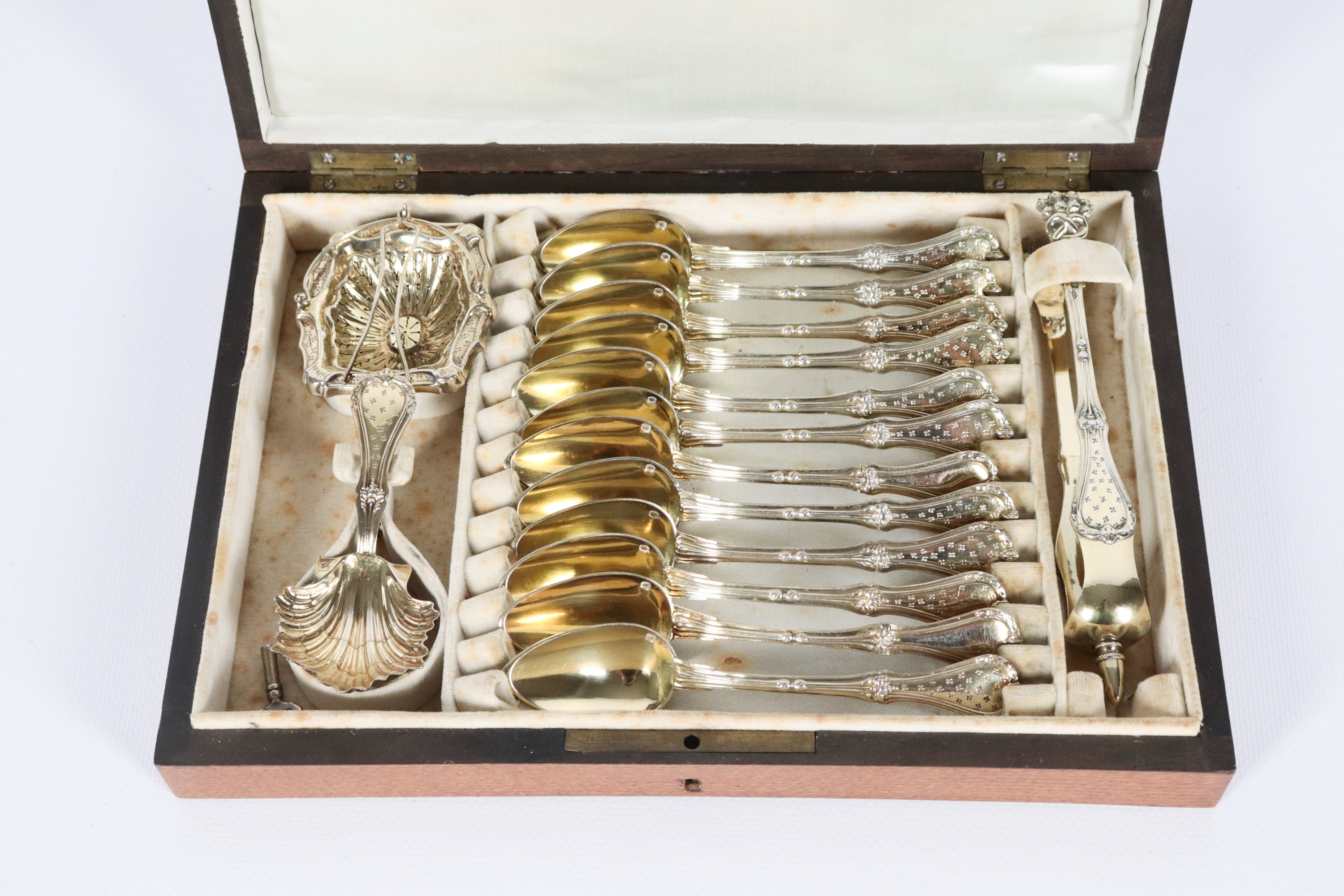 Antico set francese da tè in argento cesellato e sbalzato, di dodici cucchiai, una pinza per zoll...