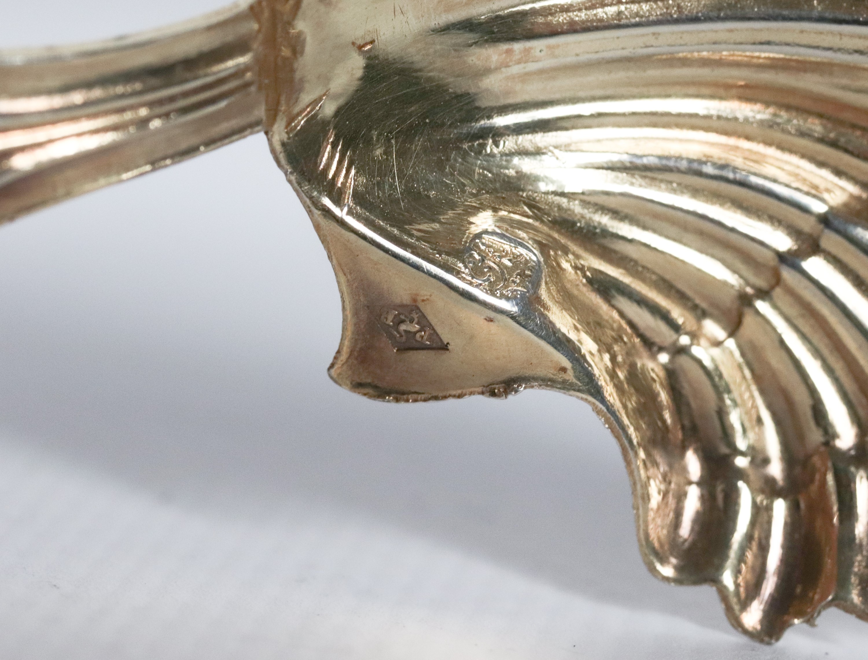 Antico set francese da tè in argento cesellato e sbalzato, di dodici cucchiai, una pinza per zoll...