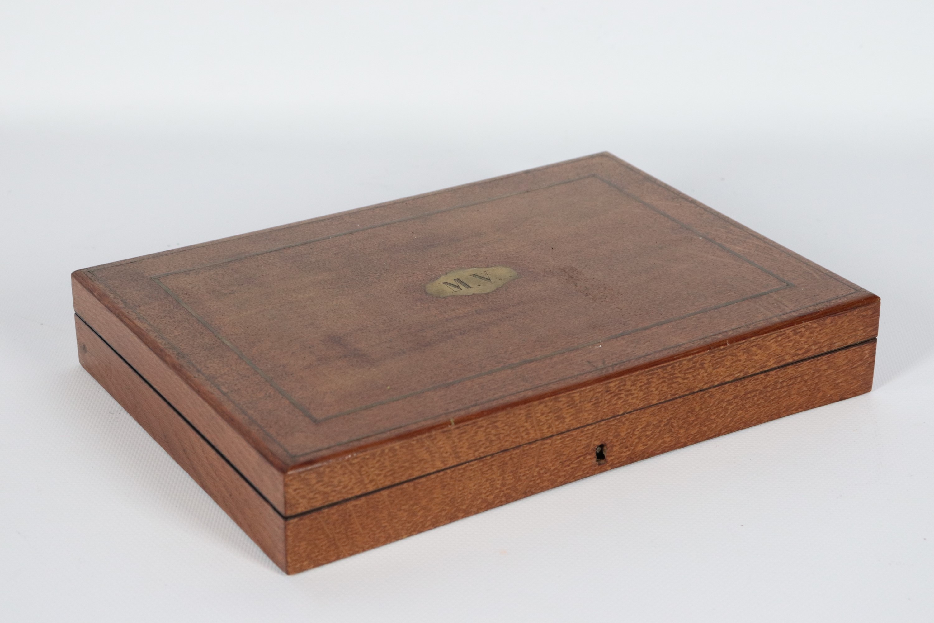 Antico set francese da tè in argento cesellato e sbalzato, di dodici cucchiai, una pinza per zoll...