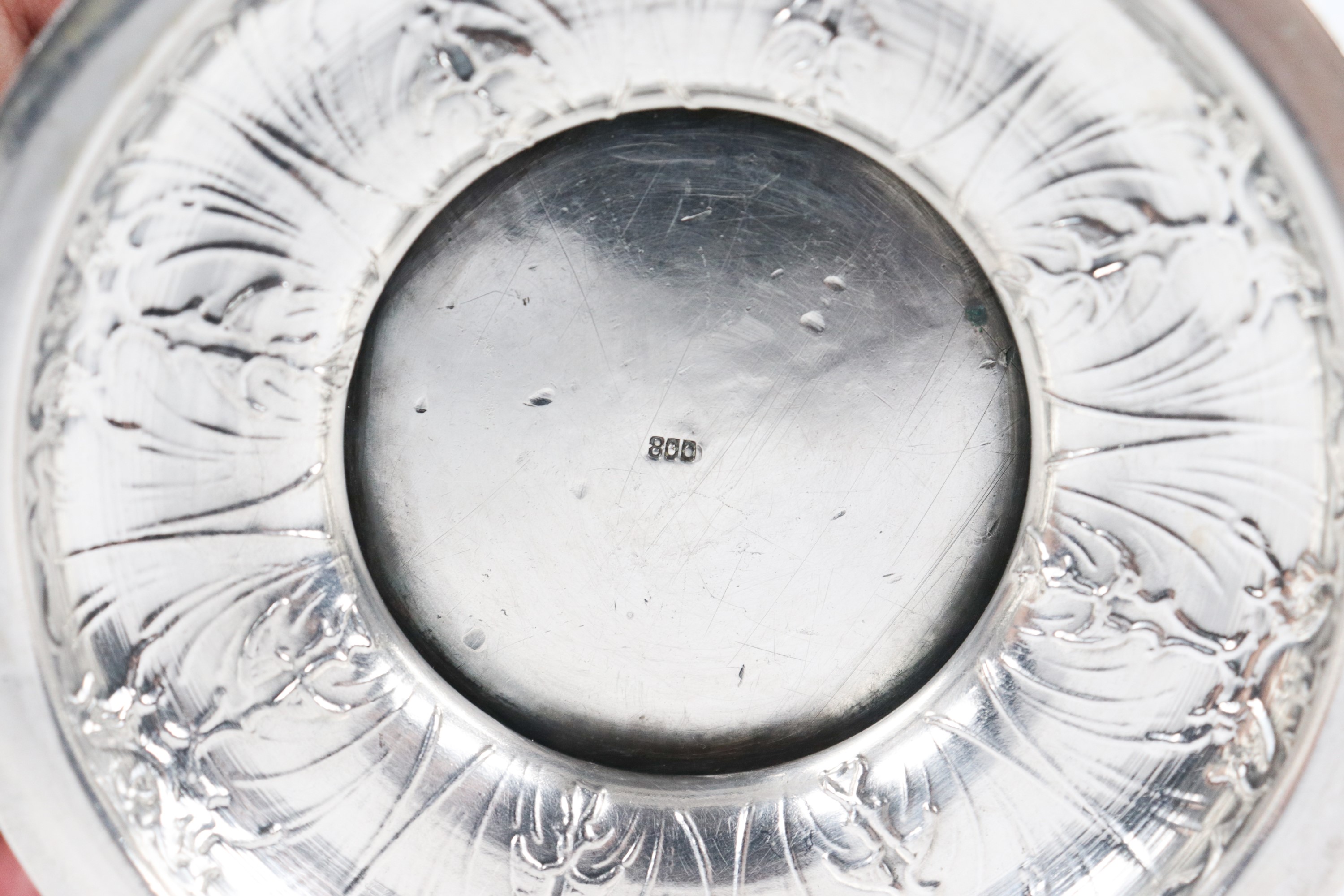 Antico servizio da caffè in argento, riccamente cesellato e sbalzato a rilievo a motivi di volute...