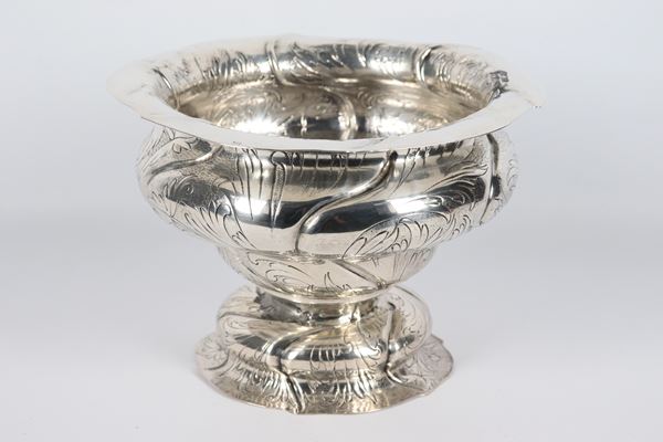 Vaso in argento, interamente cesellato e sbalzato a volute di fiori e foglie. Vecchia saldatura sotto il bordo, gr. 600