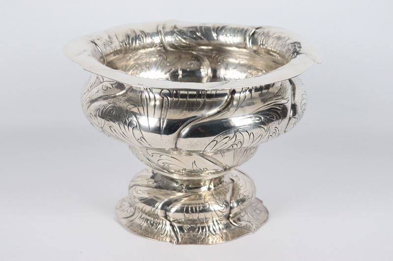 Vaso in argento, interamente cesellato e sbalzato a volute di fiori e foglie. Vecchia saldatura s...