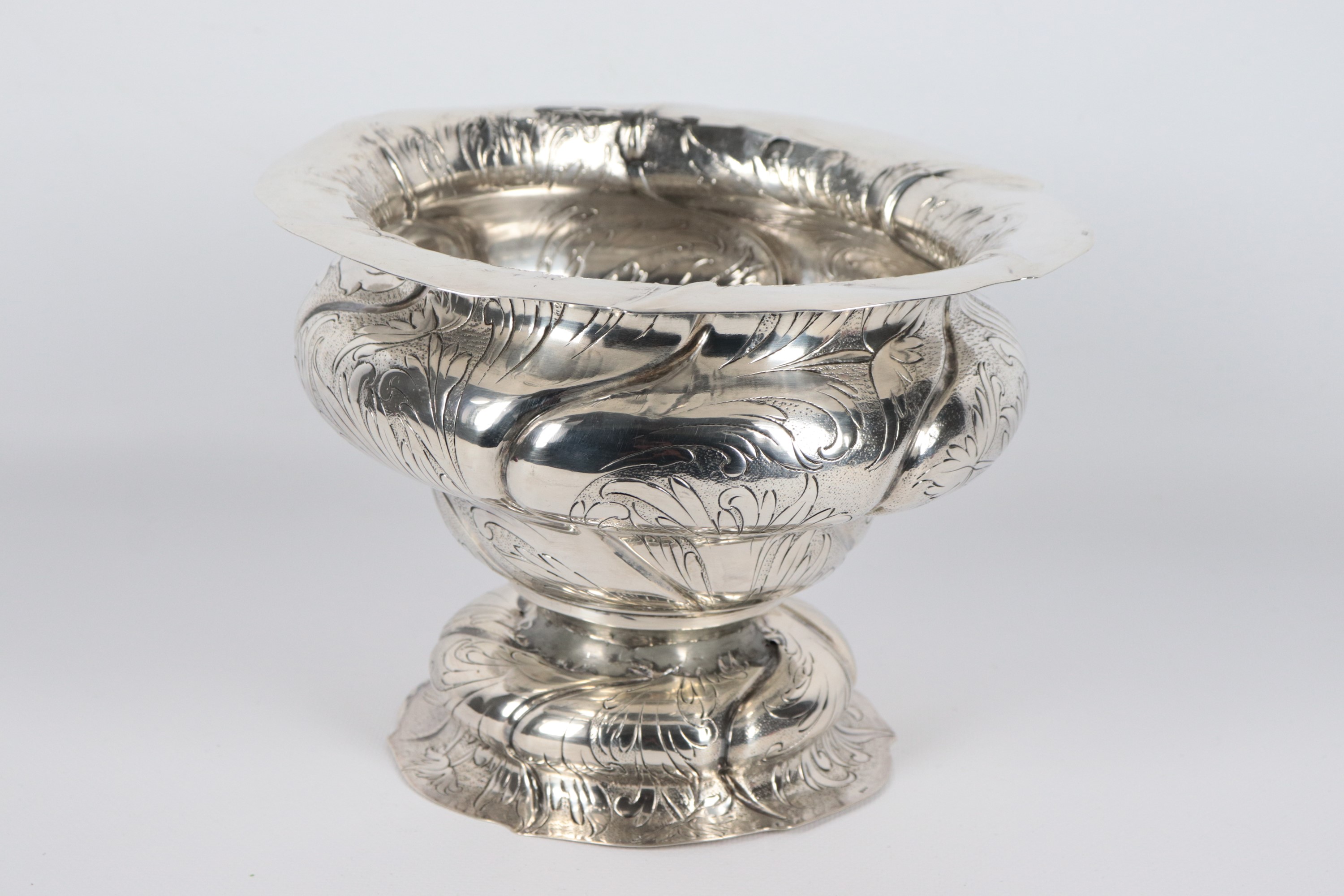 Vaso in argento, interamente cesellato e sbalzato a volute di fiori e foglie. Vecchia saldatura s...