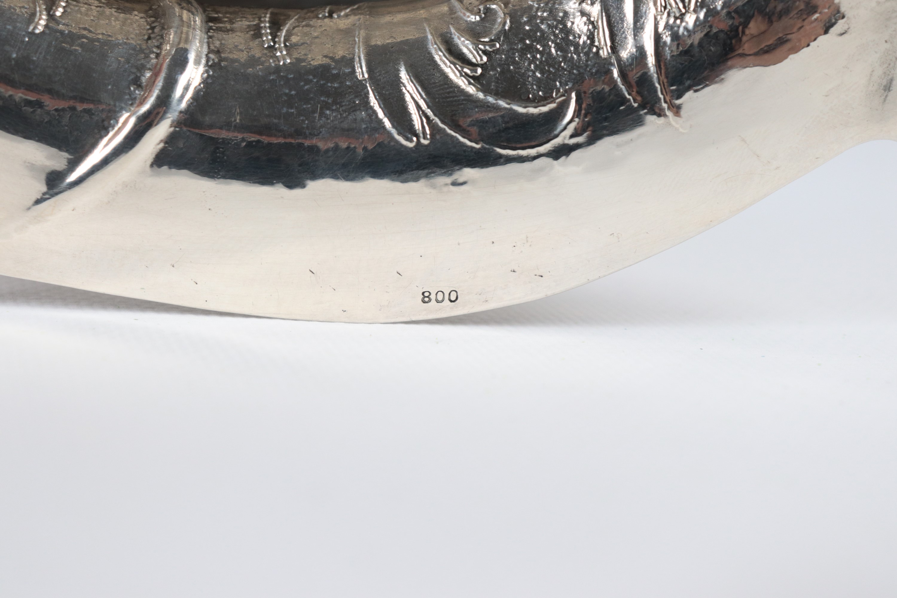 Vaso in argento, interamente cesellato e sbalzato a volute di fiori e foglie. Vecchia saldatura s...