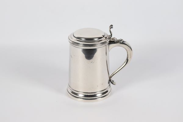 Tankard in argento liscio di linea seicentesca, gr. 355