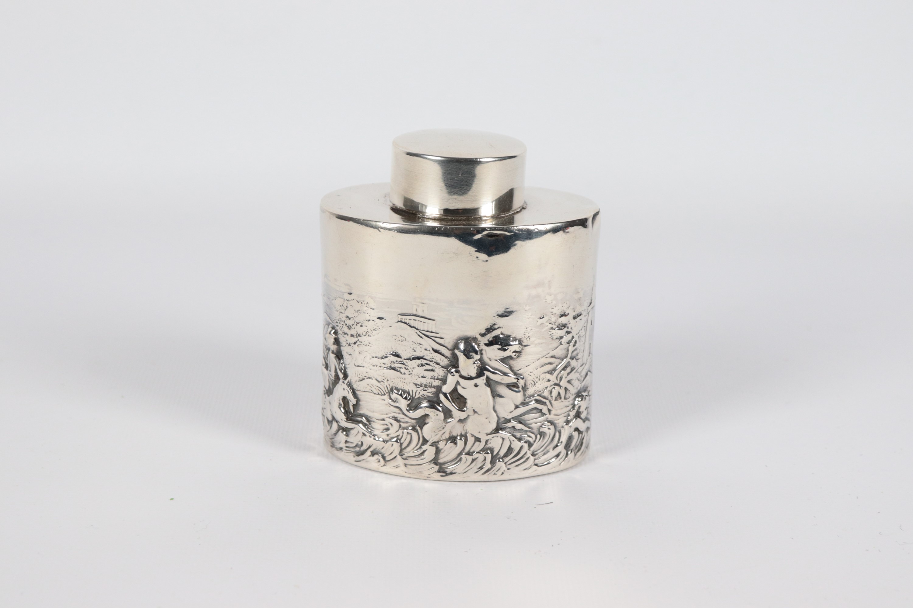 Antica scatola porta tè in argento Epoca Edoardo VII, a forma ovale, cesellata e sbalzata a rilie...