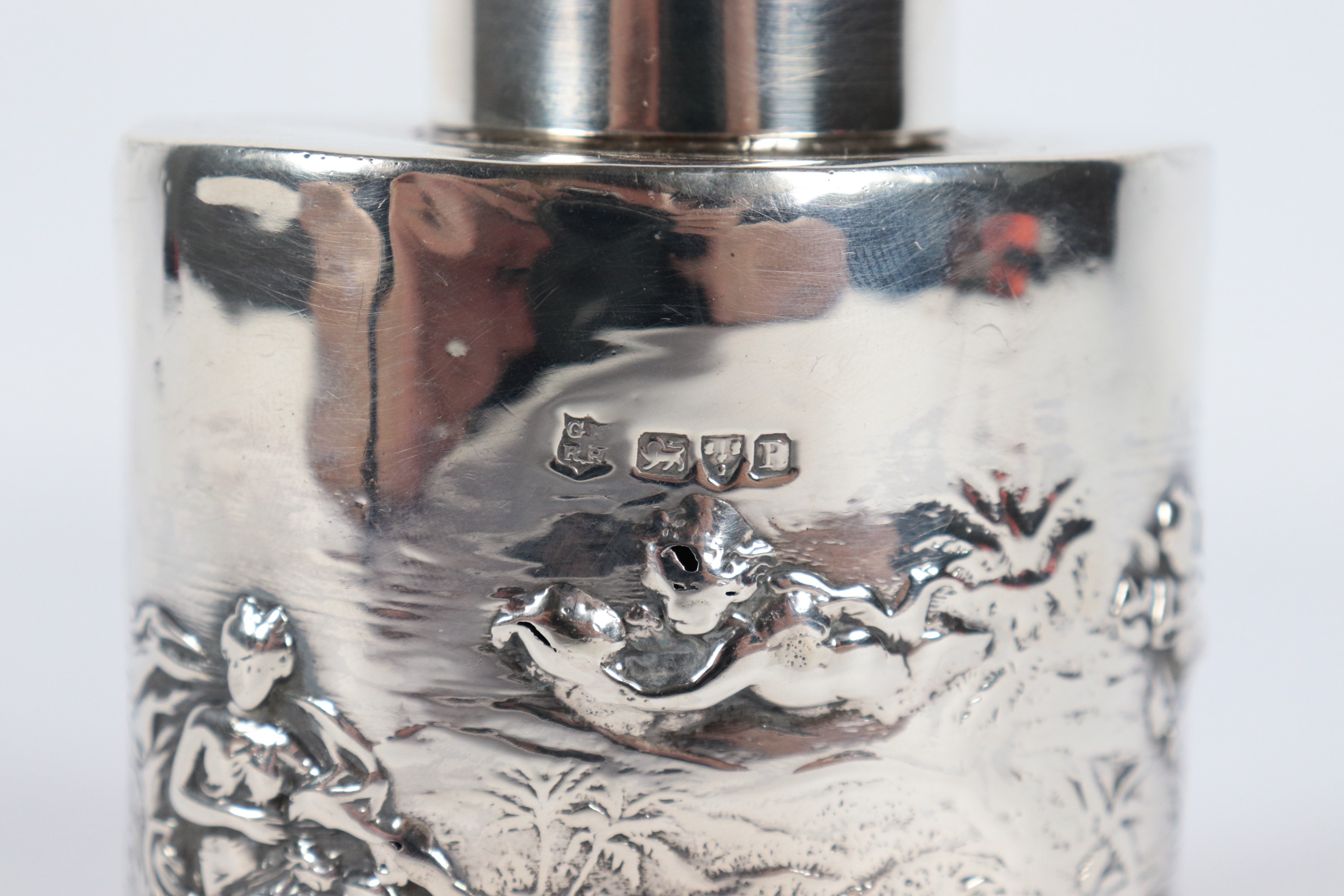 Antica scatola porta tè in argento Epoca Edoardo VII, a forma ovale, cesellata e sbalzata a rilie...