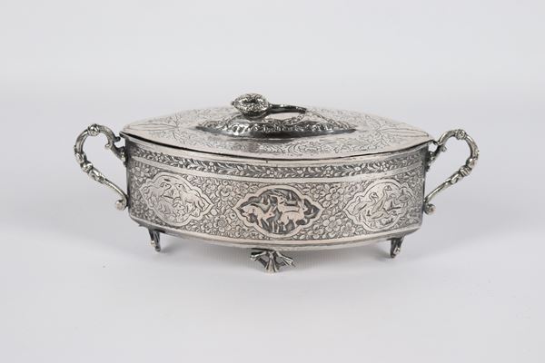 Antique small oriental tureen in low-grade silver, chiselled and embossed with floral scroll motifs and medallions with animal scenes, supported by four perforated feet, 280 g.