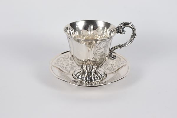 Antica tazza romana in argento con piattino, cesellata e sbalzata a volute floreali con manico ricurvo. Bolli Stato Pontificio e bolli camerali dell'argentiere Del Carretto Alessandro 1836-1870, gr. 175