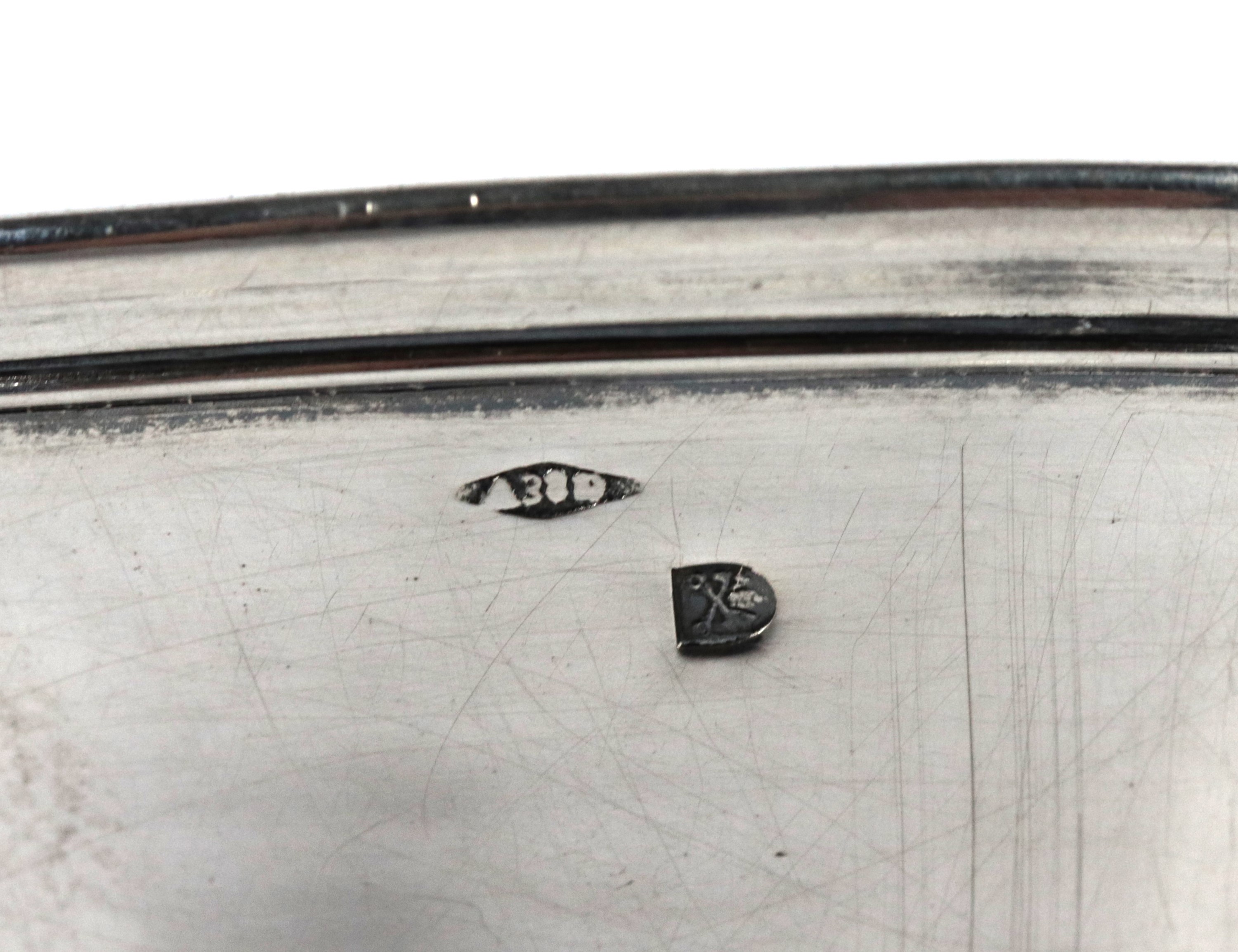 Antica tazza romana in argento con piattino, cesellata e sbalzata a volute floreali con manico ri...