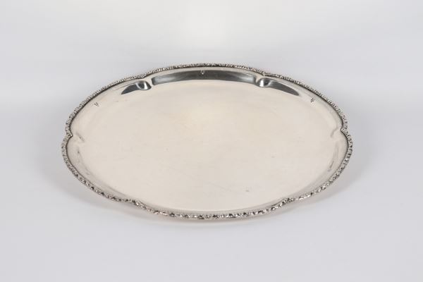 Silver dessert plate, round shaped with chiseled and leaf-embossed edge, 515 gr.