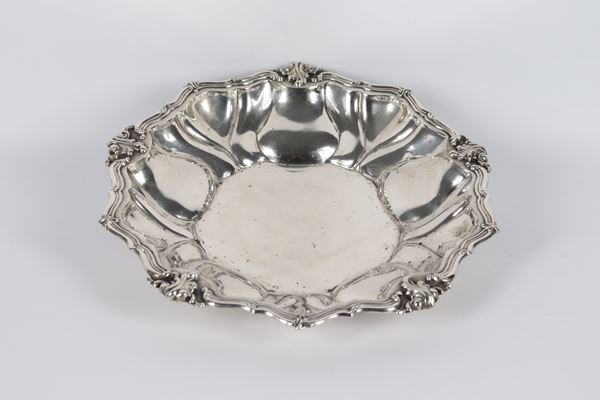 Round-shaped, arched silver centrepiece, chiseled and embossed with acanthus leaf scrolls, 360 g