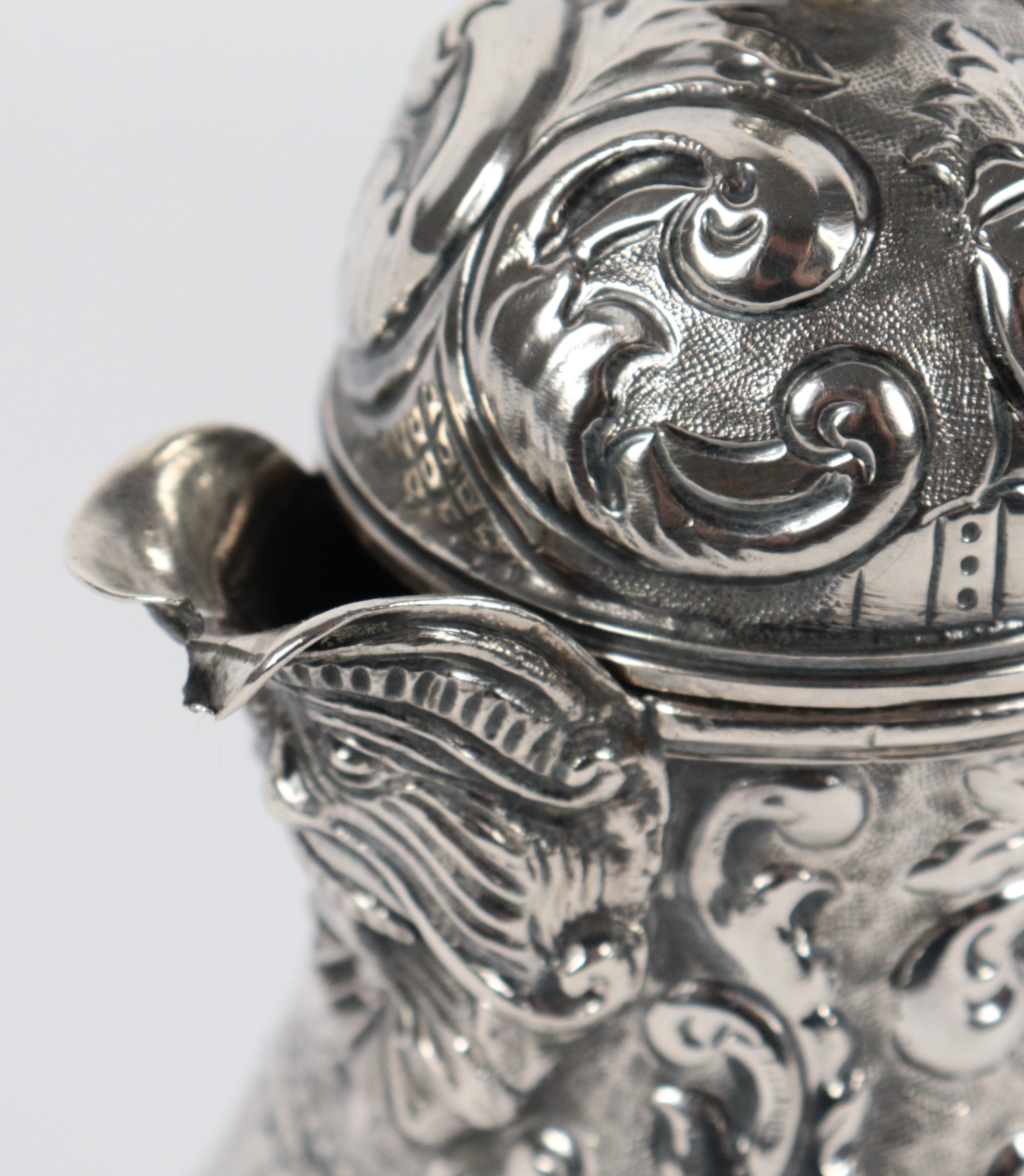 Antica piccola caffettiera francese in argento, interamente cesellata e sbalzata a rilievo a moti...