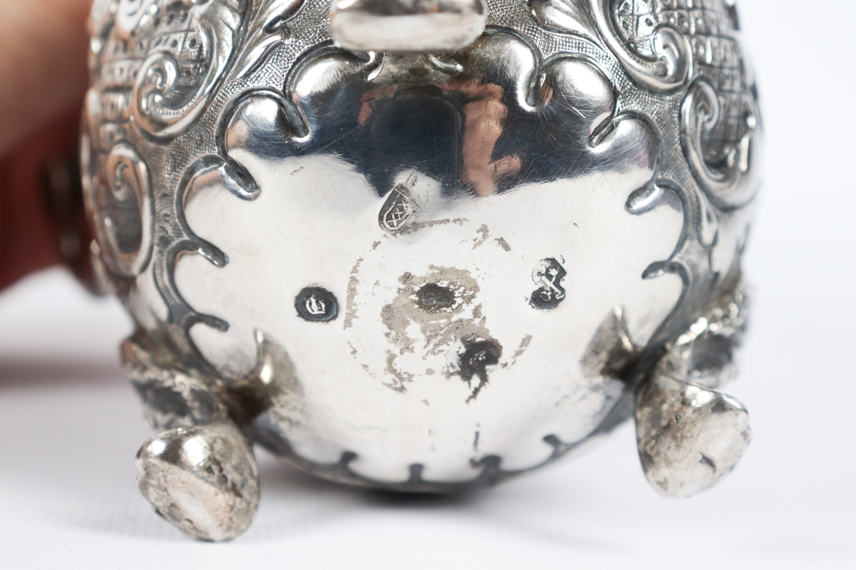 Antica piccola caffettiera francese in argento, interamente cesellata e sbalzata a rilievo a moti...