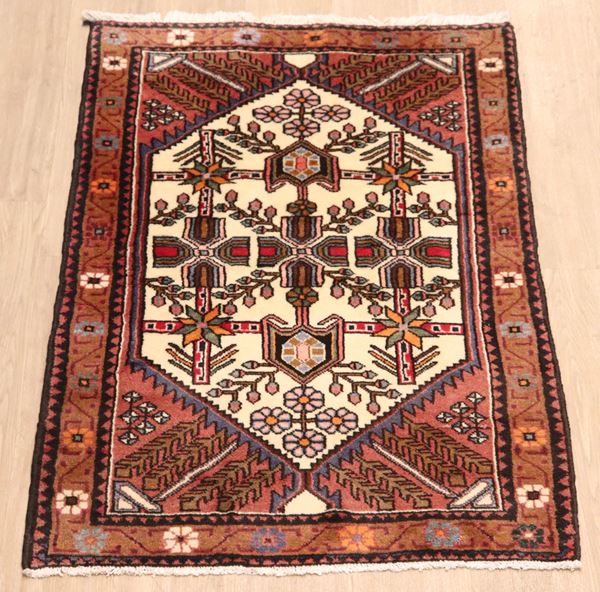 Persian carpet Soumac with geometric and floral designs on white and antique pink background
