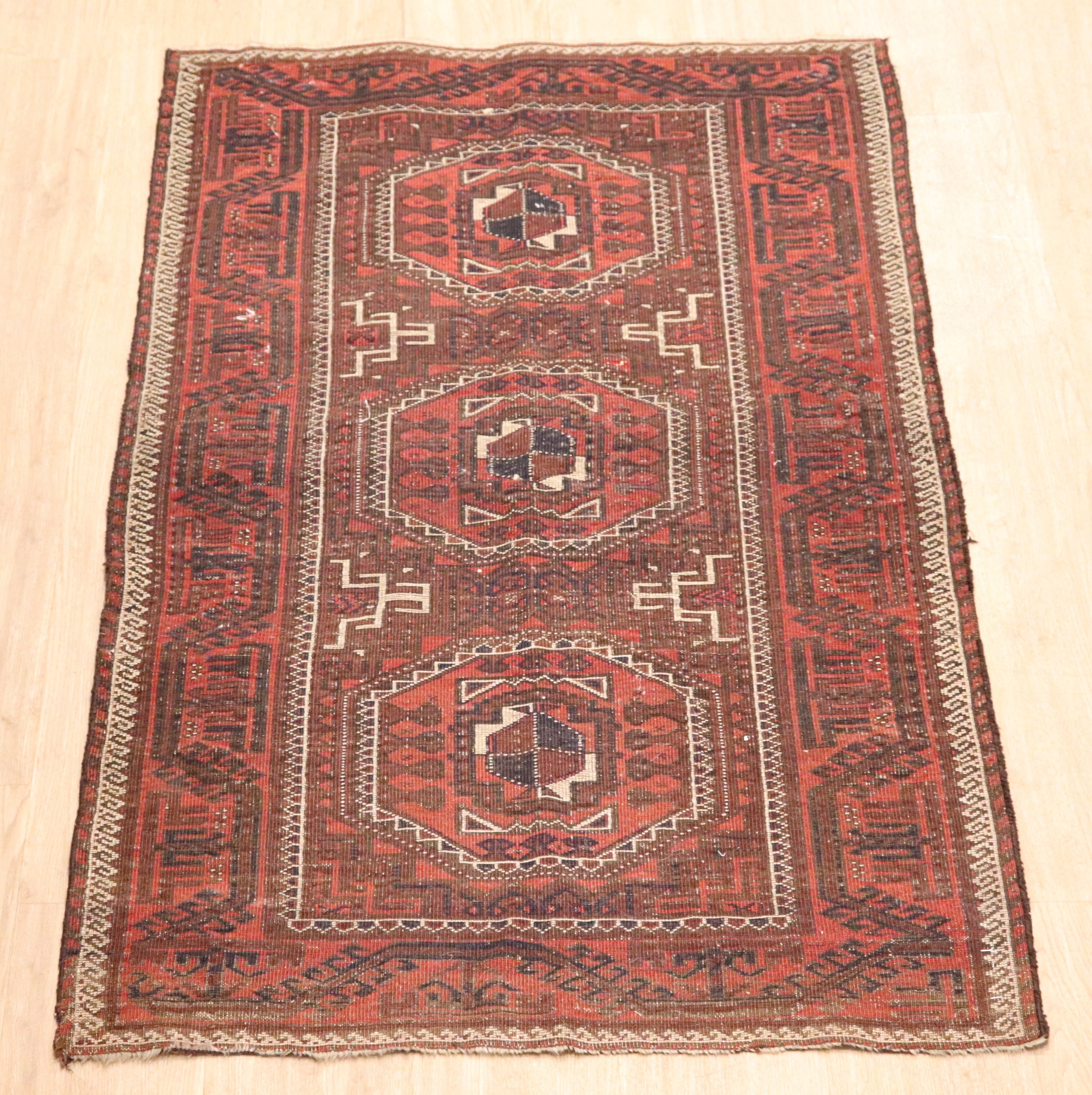 Tappeto persiano Shirvan a disegni geometrici su fondo rosso e bianco