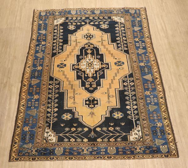 Tappeto Yahyali a disegno geometrico su fondo avana e blu