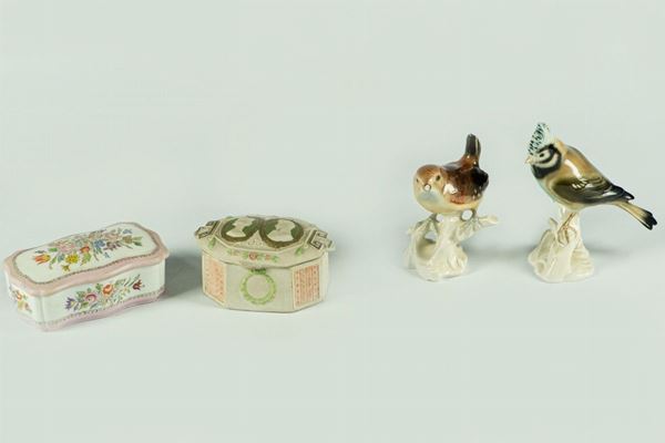 Lot in polychrome porcelain