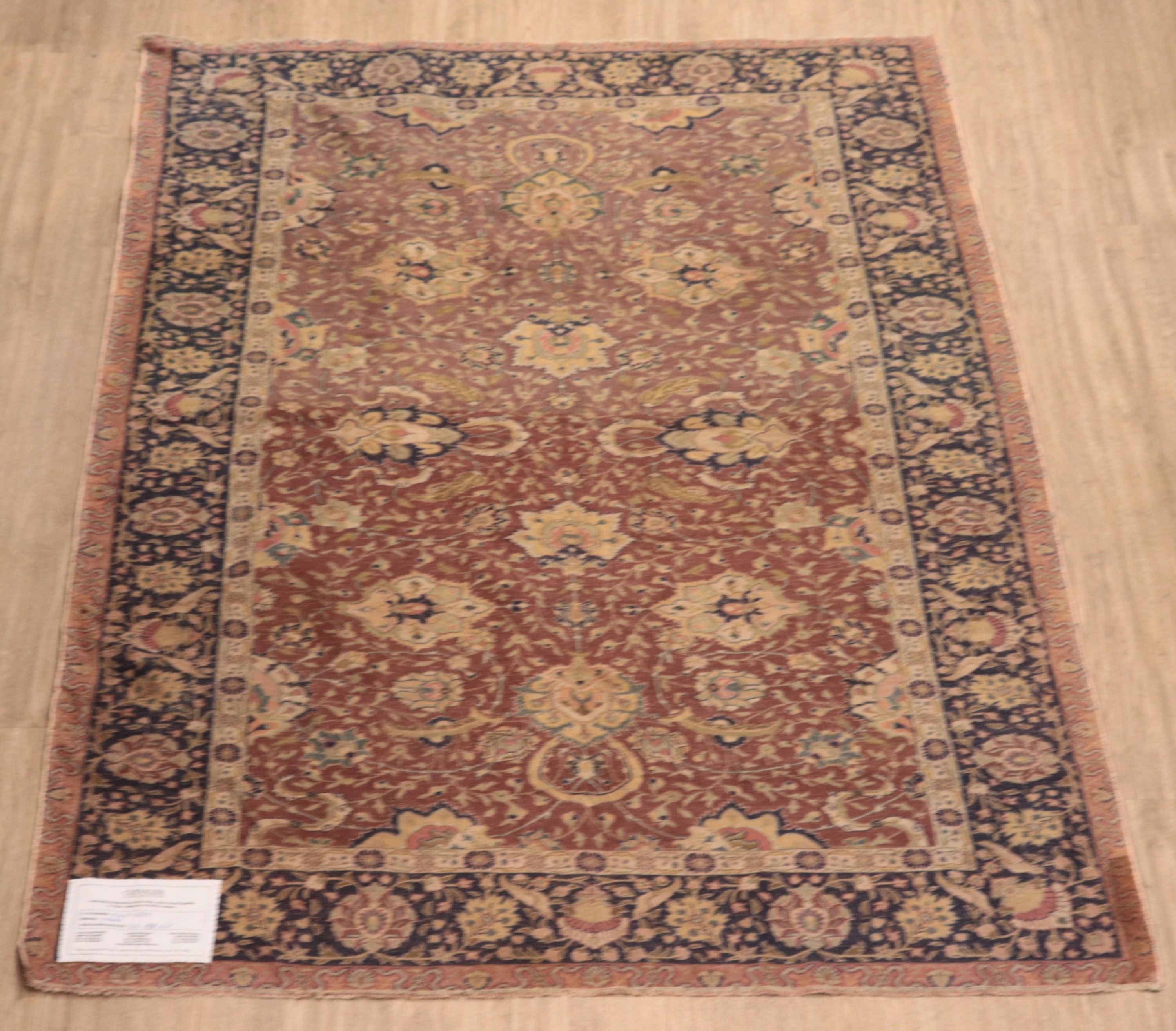 Tappeto Kayseri in seta a disegni geometrici floreali su fondo marrone e bordo blu