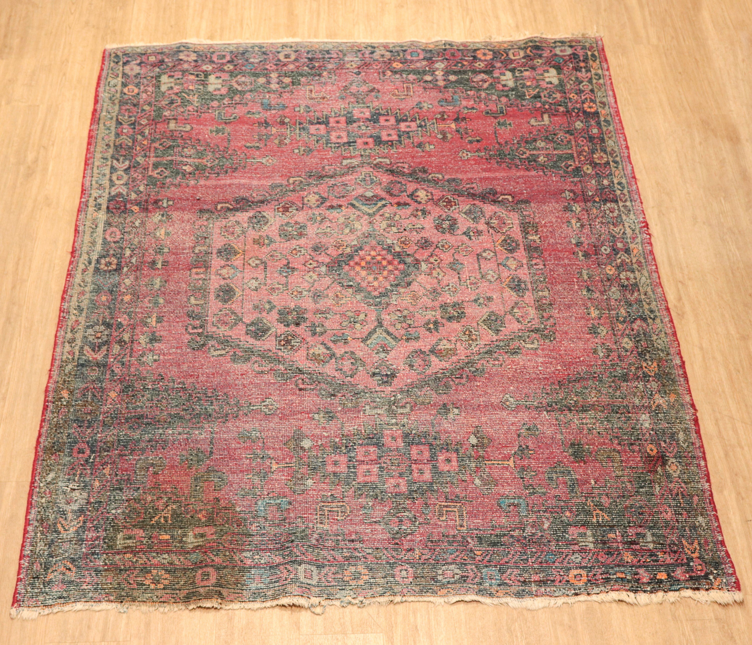 Tappeto persiano Hamadan a disegno geometrico su fondo rosso e rosa antico. Tracce di rapè