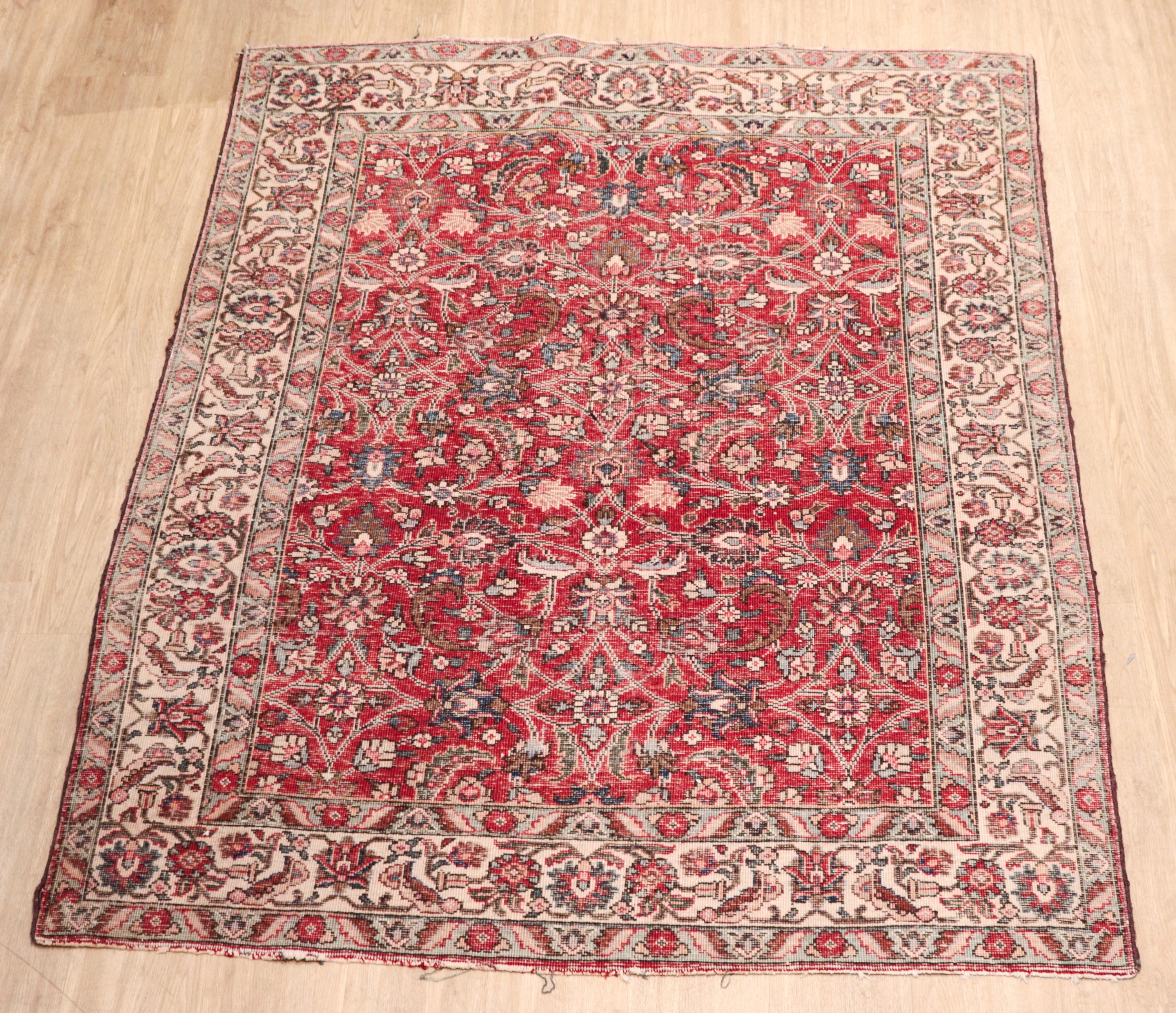 Tappeto persiano Tabriz a disegni geometrici e floreali su fondo rosso con bordo avana