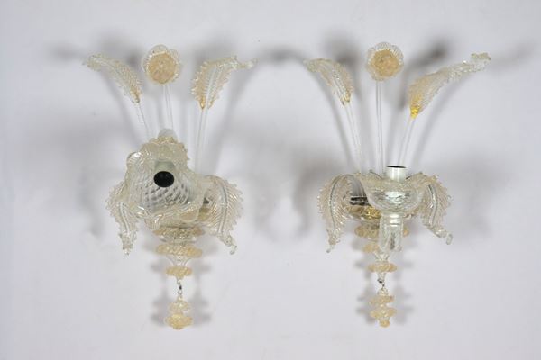 Coppia di appliques in vetro soffiato di Murano con lumeggiature dorate, 1 luce ciascuna  - Asta Asta a Tempo - FINE ART, ARREDI ANTIQUARIATO, RACCOLTE E COLLEZIONI PRIVATE - Gelardini Aste Casa d'Aste Roma