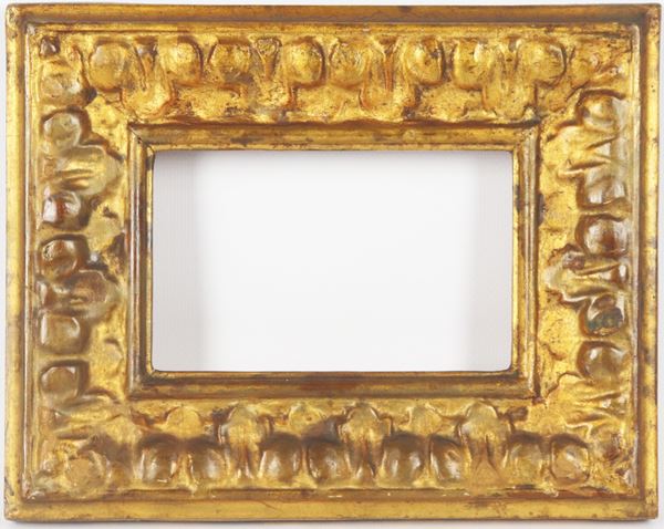 Antique small frame in gilded wood and carved with foliage motifs