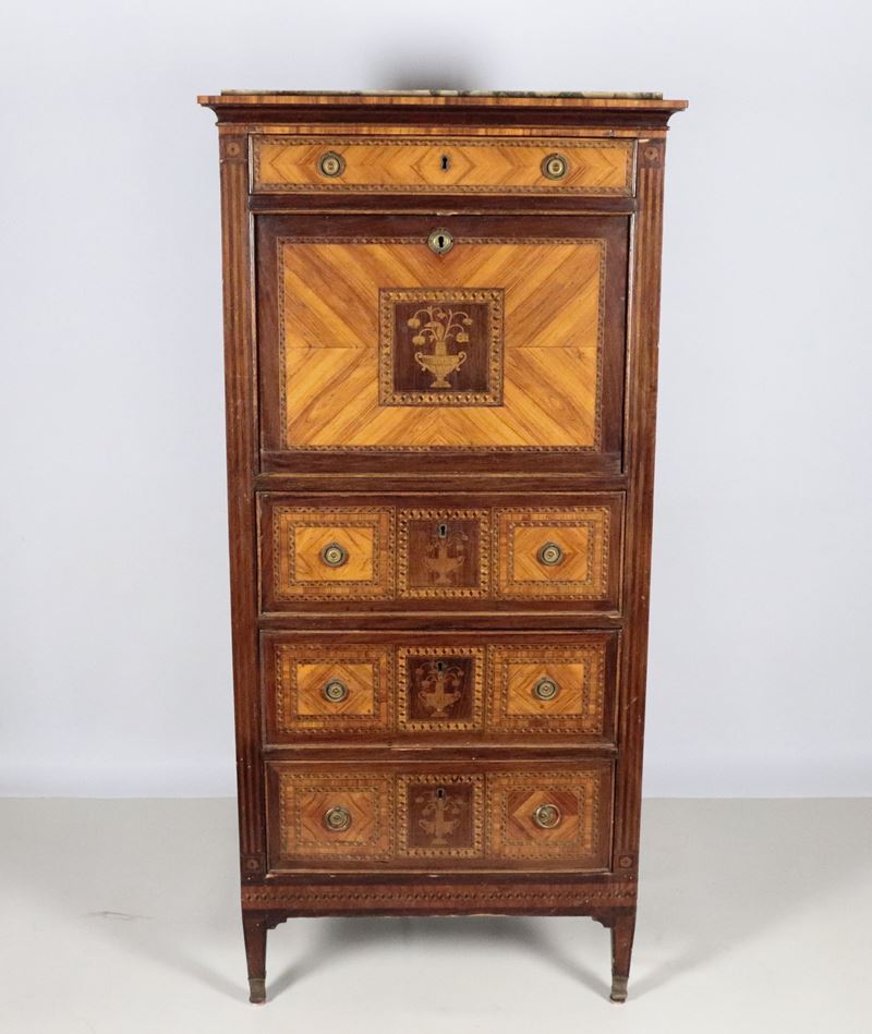 Antico secretaire di linea Luigi XVI in mogano, bois de rose e bois de ferre, con intarsi a motiv...