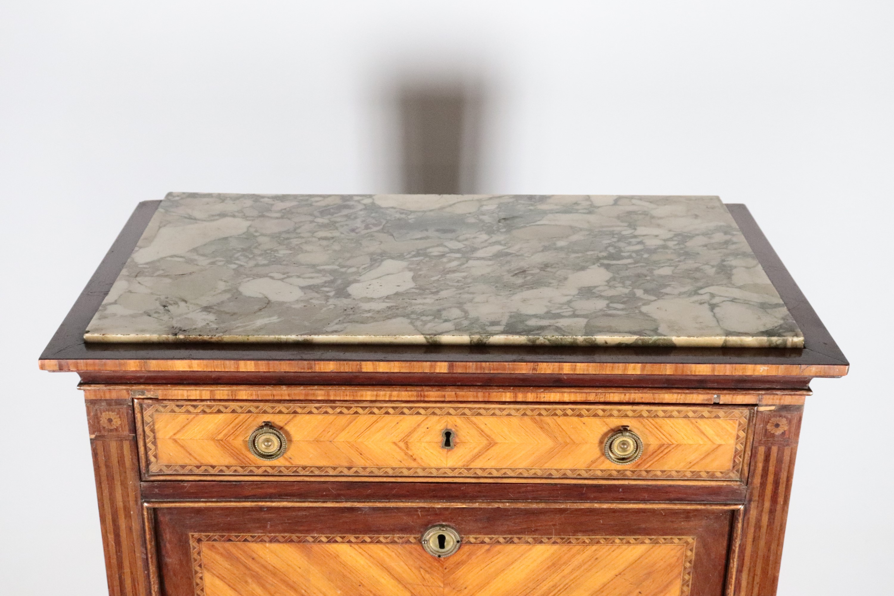 Antico secretaire di linea Luigi XVI in mogano, bois de rose e bois de ferre, con intarsi a motiv...