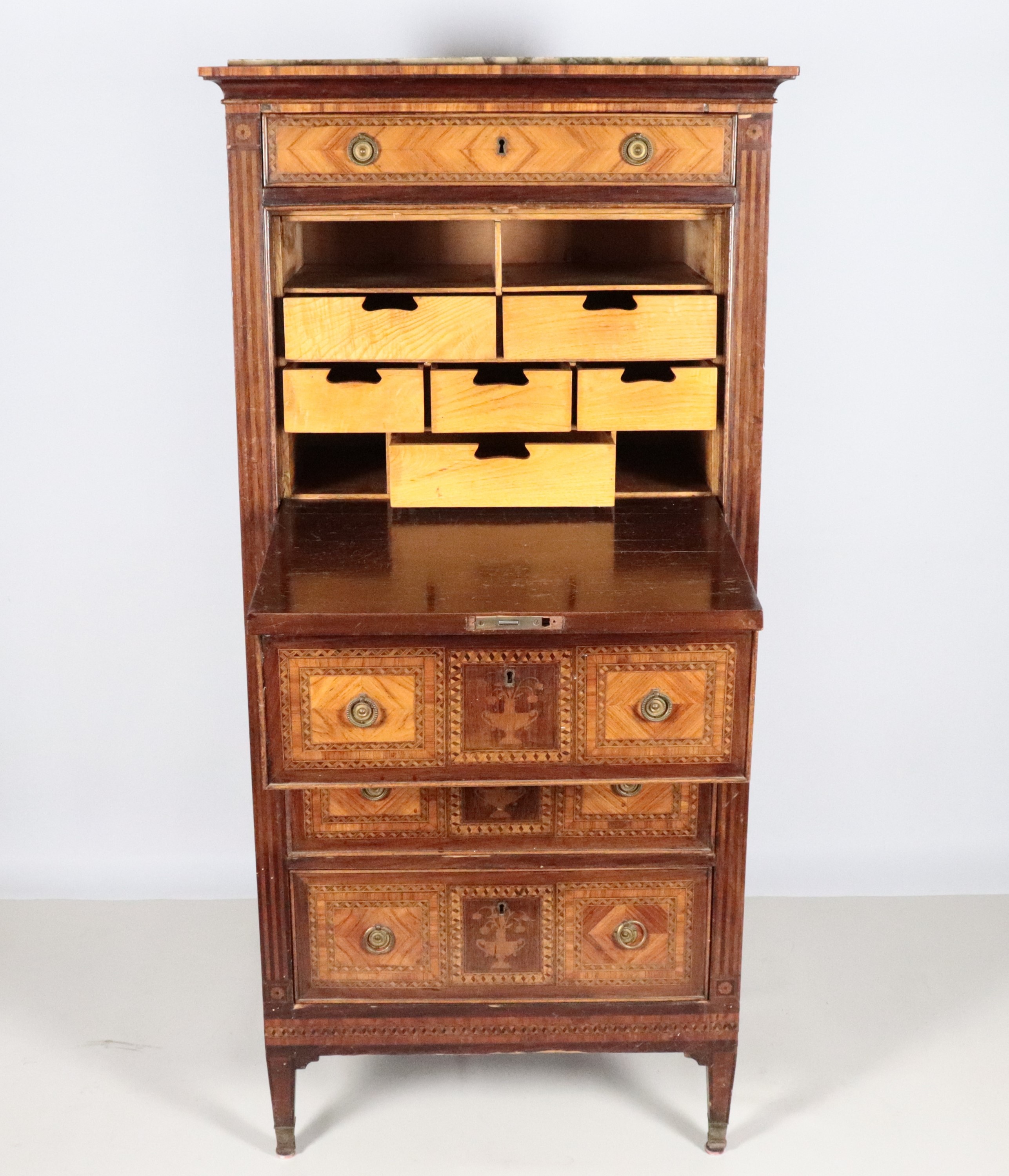 Antico secretaire di linea Luigi XVI in mogano, bois de rose e bois de ferre, con intarsi a motiv...