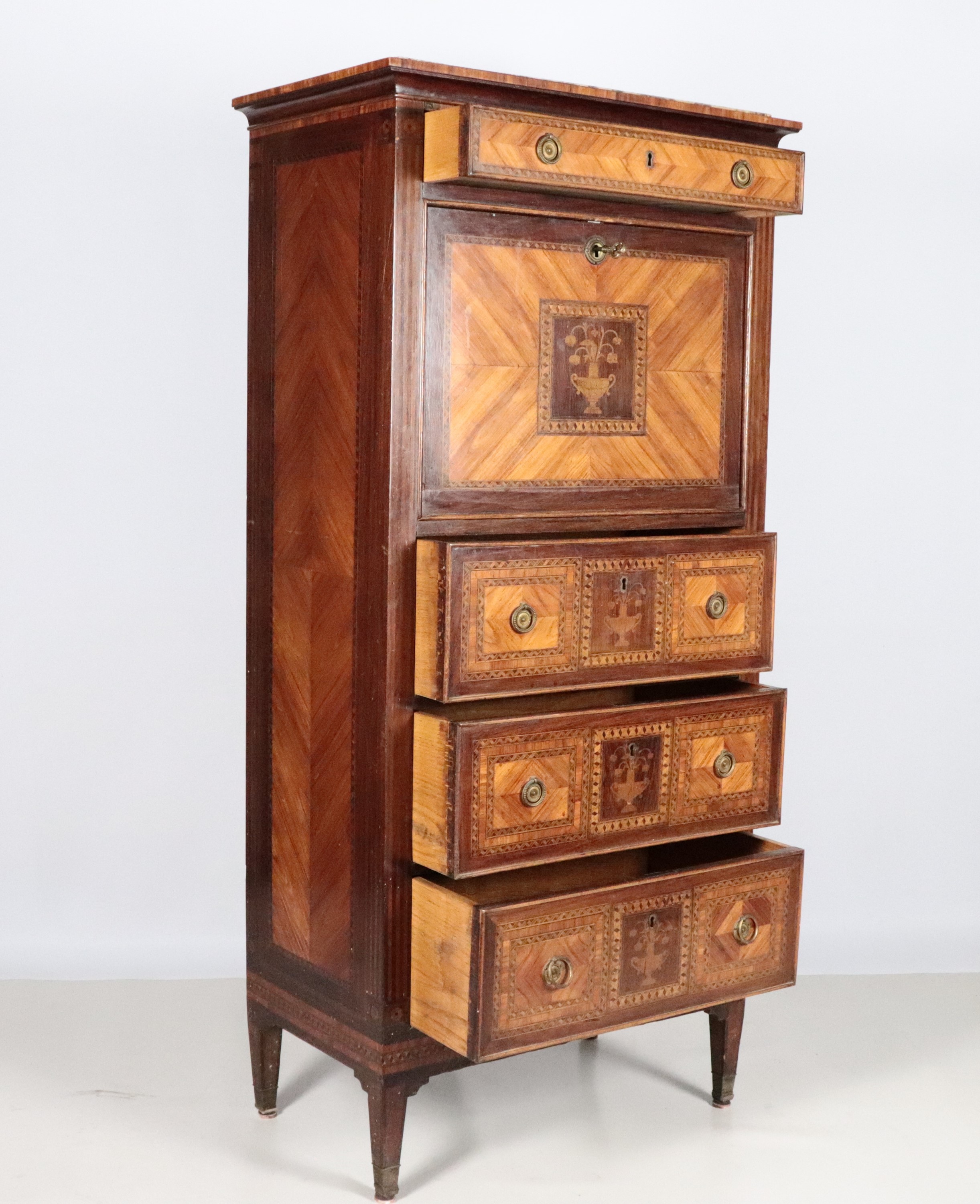 Antico secretaire di linea Luigi XVI in mogano, bois de rose e bois de ferre, con intarsi a motiv...