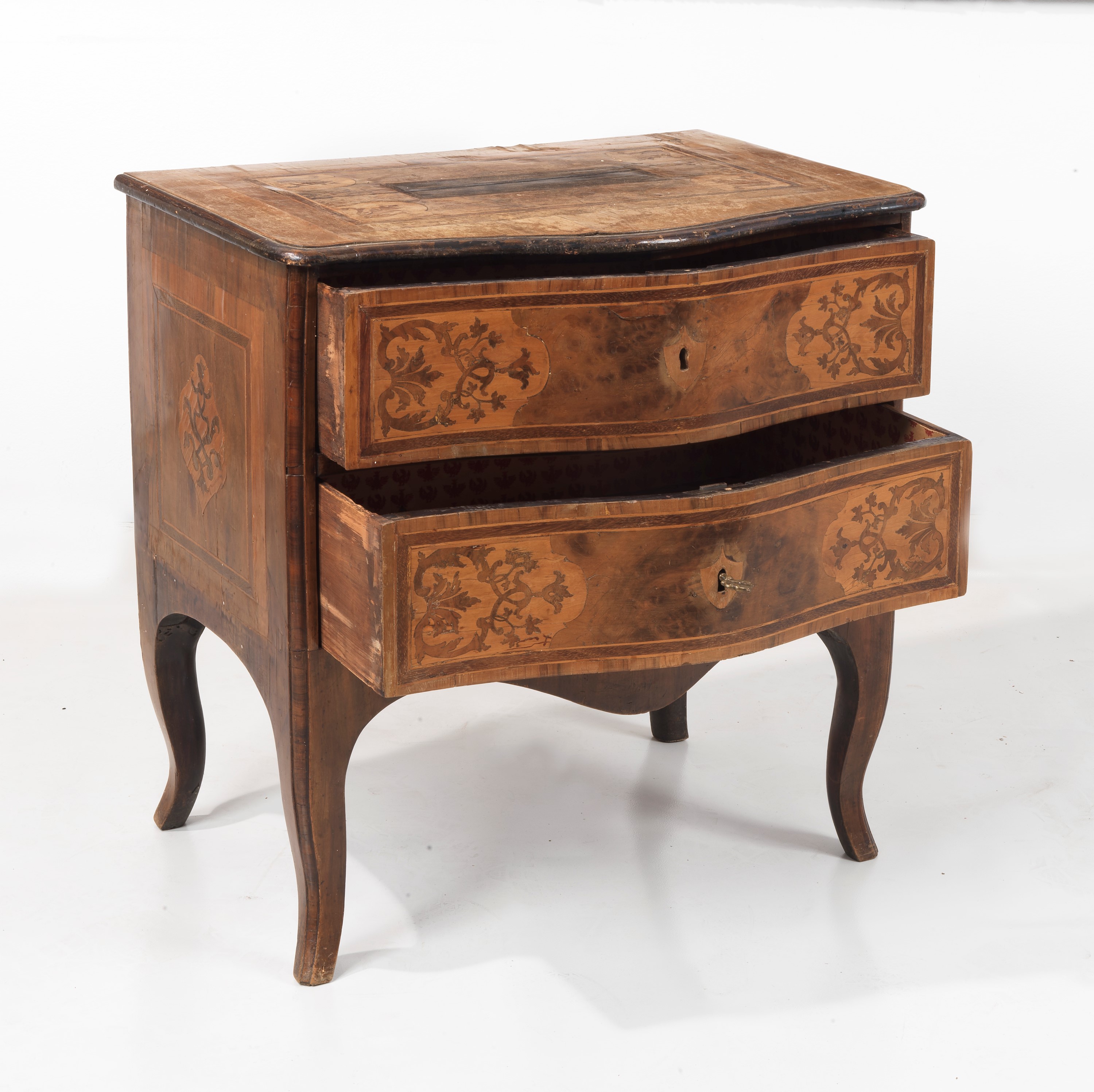 Antico piccolo comò romano Luigi XV in noce, con intarsi in bosso di volute floreali, due tiretti...