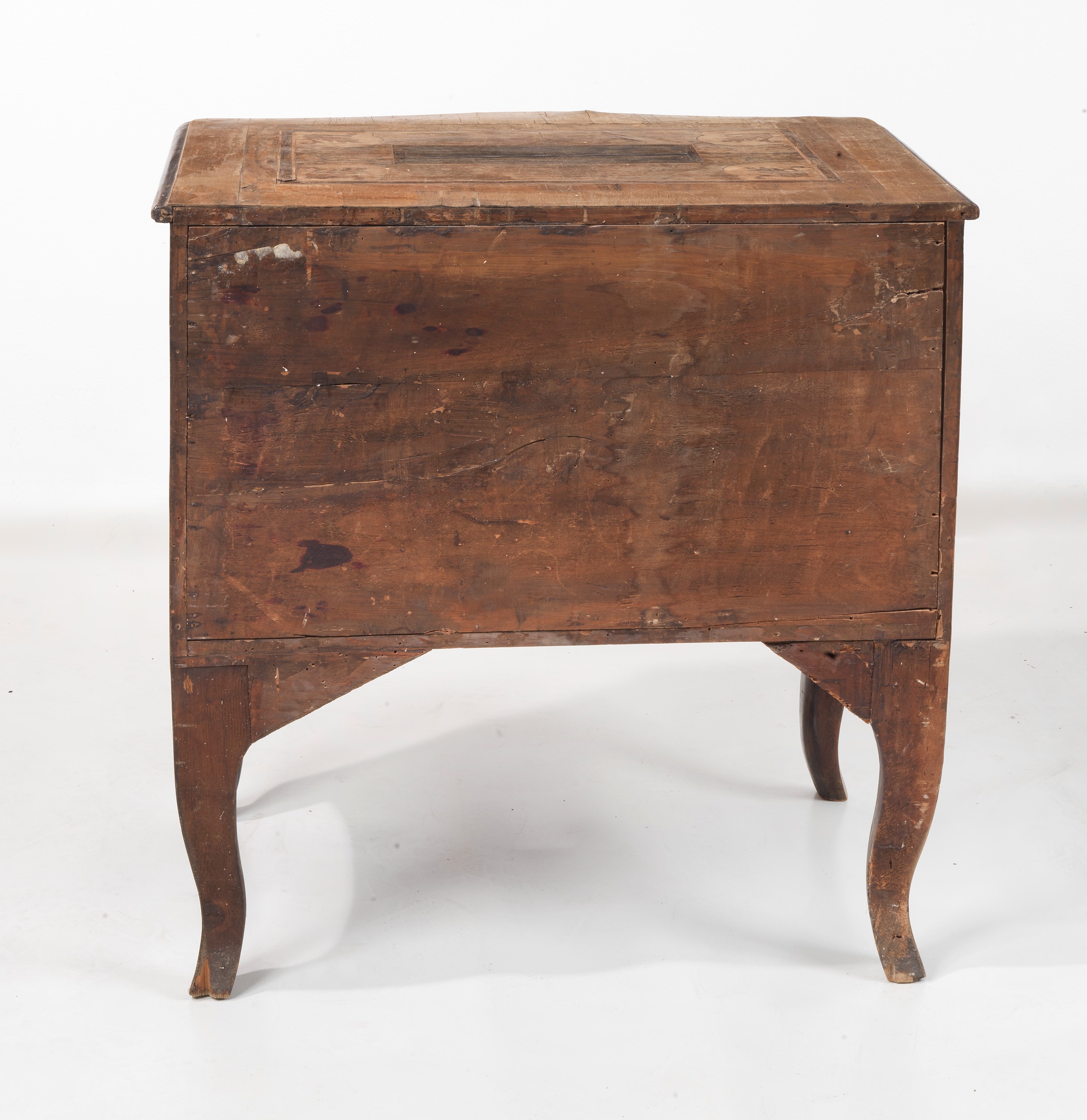 Antico piccolo comò romano Luigi XV in noce, con intarsi in bosso di volute floreali, due tiretti...