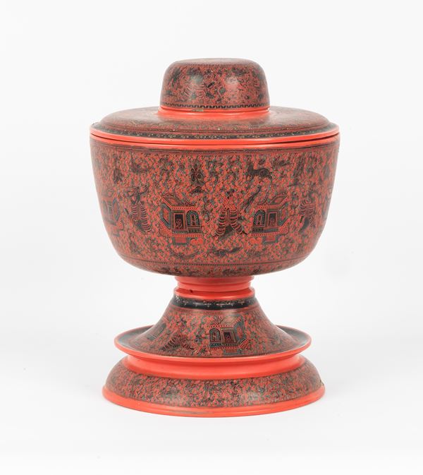 Vaso orientale in cartapesta, interamente laccato in rosso e decorato a motivi di animali, divinità, templi e volute