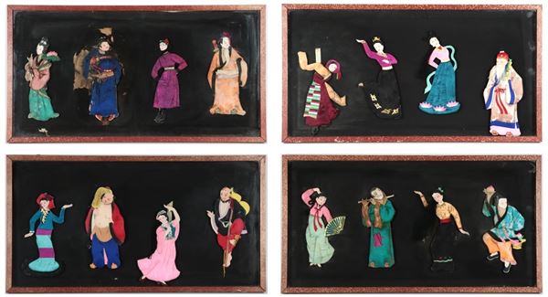 "Personaggi del teatro giapponese", lotto di 4 collage in panno su fondo nero, cornici in legno decorato. Vari difetti