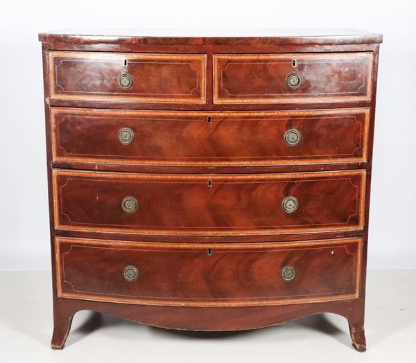 English Queen Victoria Period chest of drawers, in mahogany and mahogany feather with satinwood inlaid fillets, two small and three large drawers, curved legs