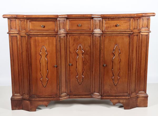 Credenza veneta in noce di linea Luigi XIV, a forma sagomata con tre tiretti e tre sportelli sottostanti