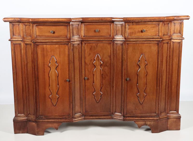 Credenza veneta in noce di linea Luigi XIV, a forma sagomata con tre tiretti e tre sportelli sott...