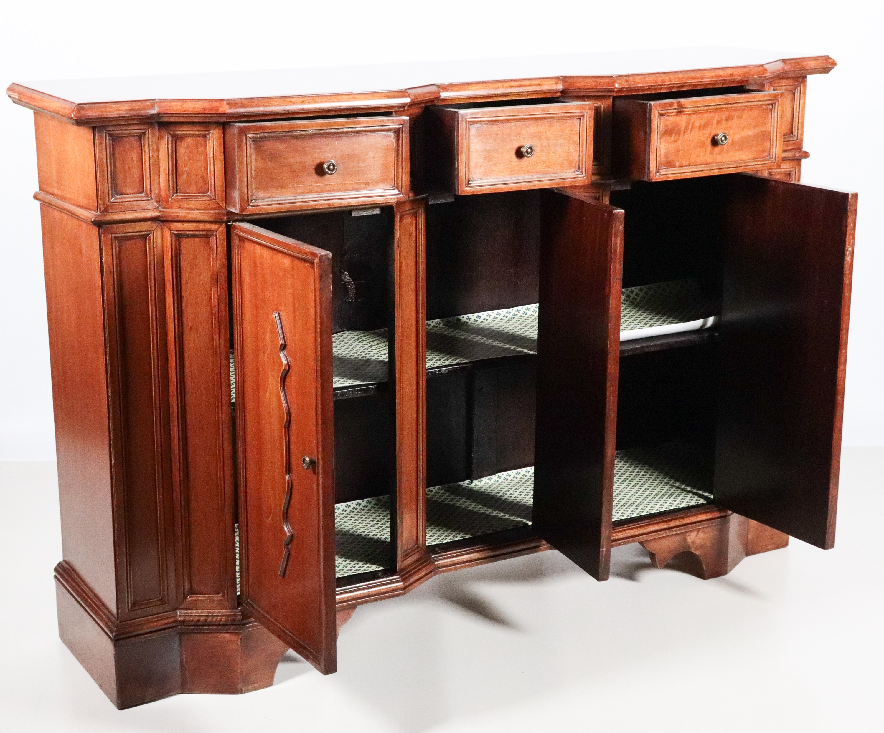 Credenza veneta in noce di linea Luigi XIV, a forma sagomata con tre tiretti e tre sportelli sott...