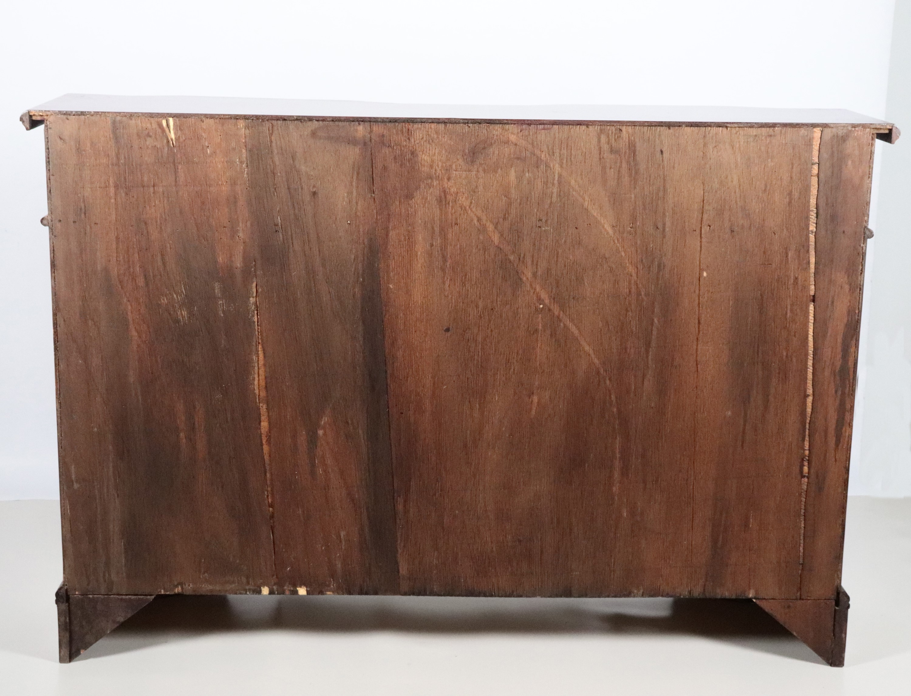 Credenza veneta in noce di linea Luigi XIV, a forma sagomata con tre tiretti e tre sportelli sott...