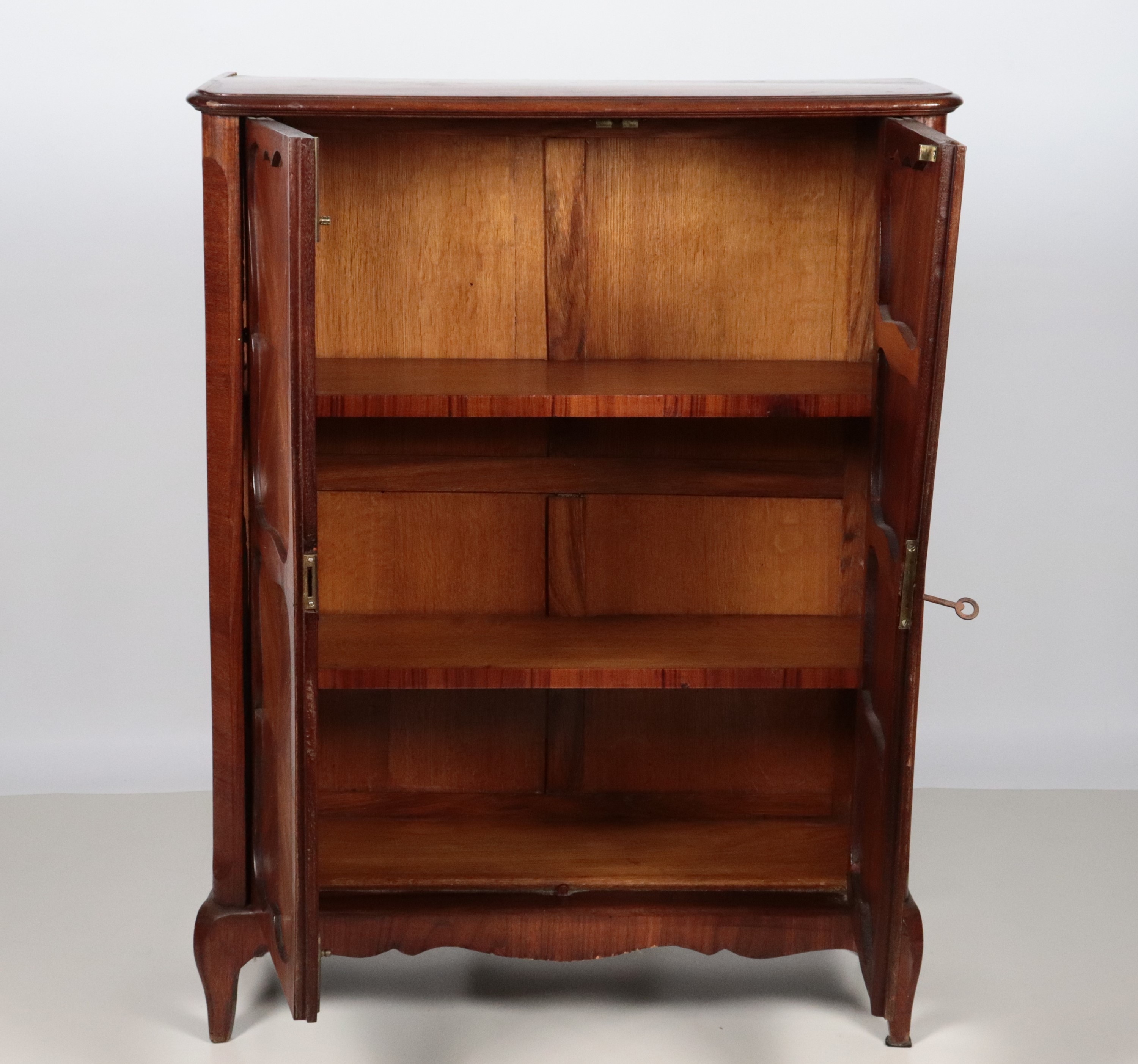 Antica credenzina francese in bois de rose, ebano viola e mogano a due sportelli pannellati e qua...