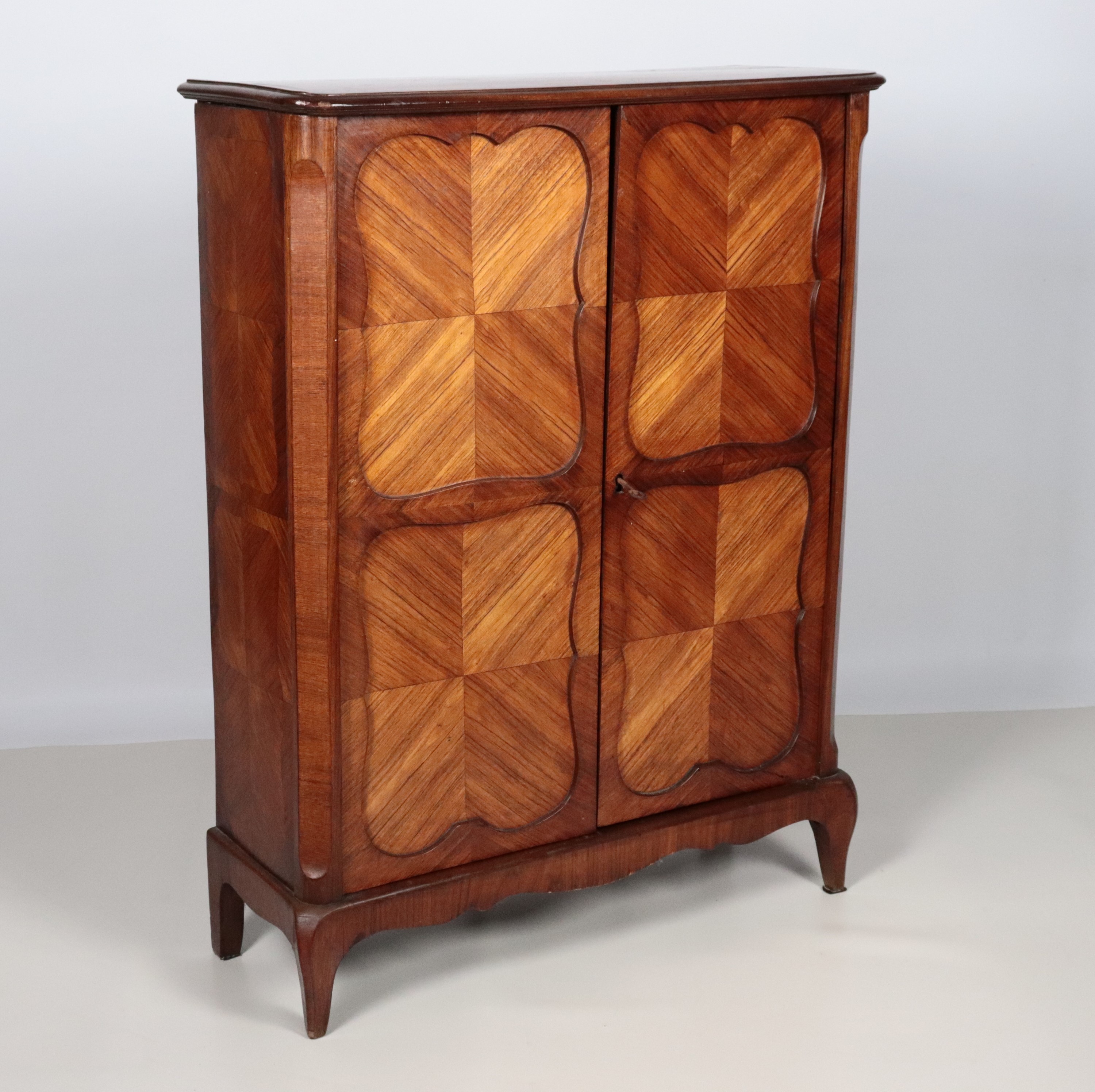 Antica credenzina francese in bois de rose, ebano viola e mogano a due sportelli pannellati e qua...