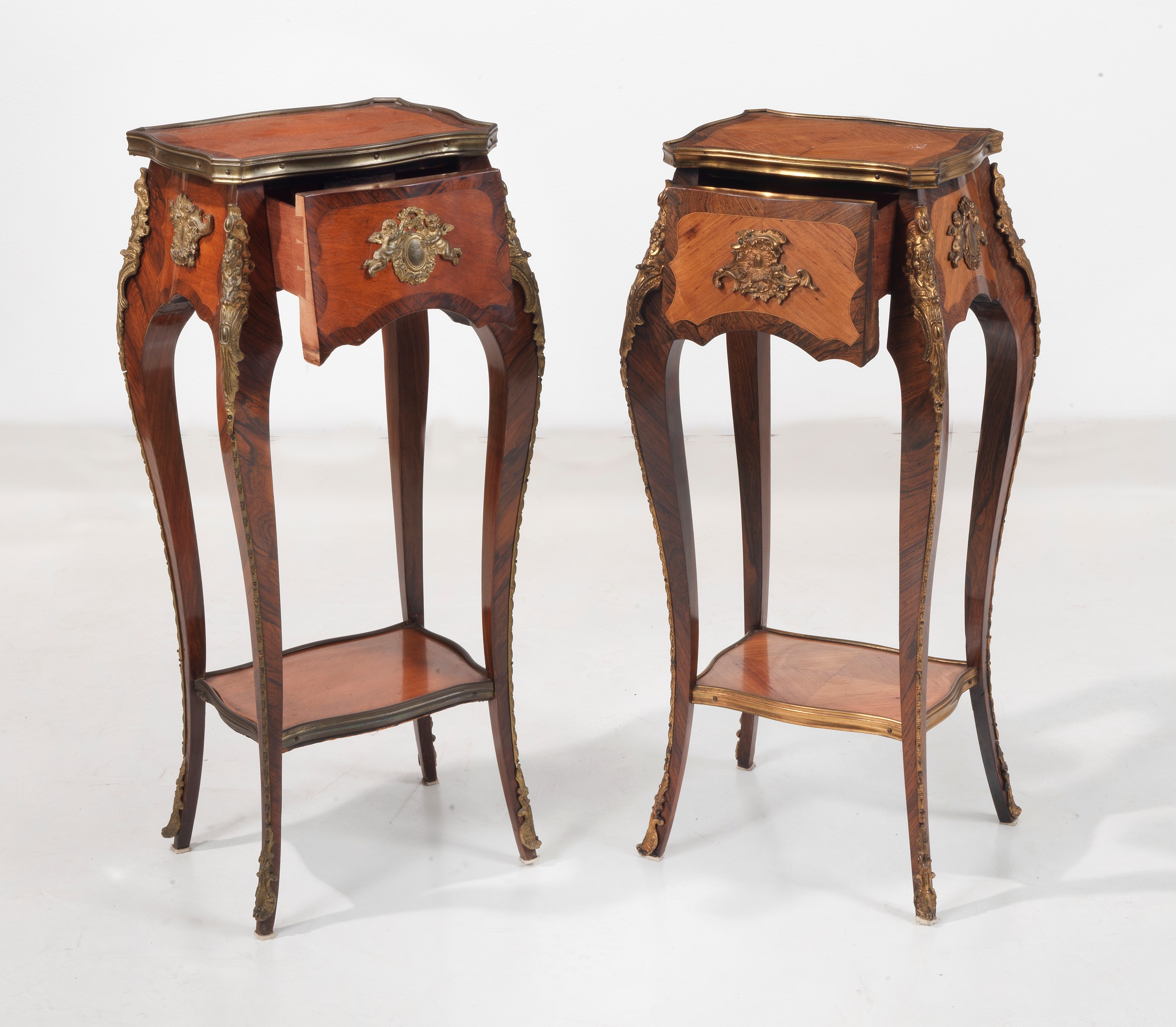 Coppia di gueridon francesi a rognon in mogano, bois de rose ed ebano viola, con fregi e guarnizi...