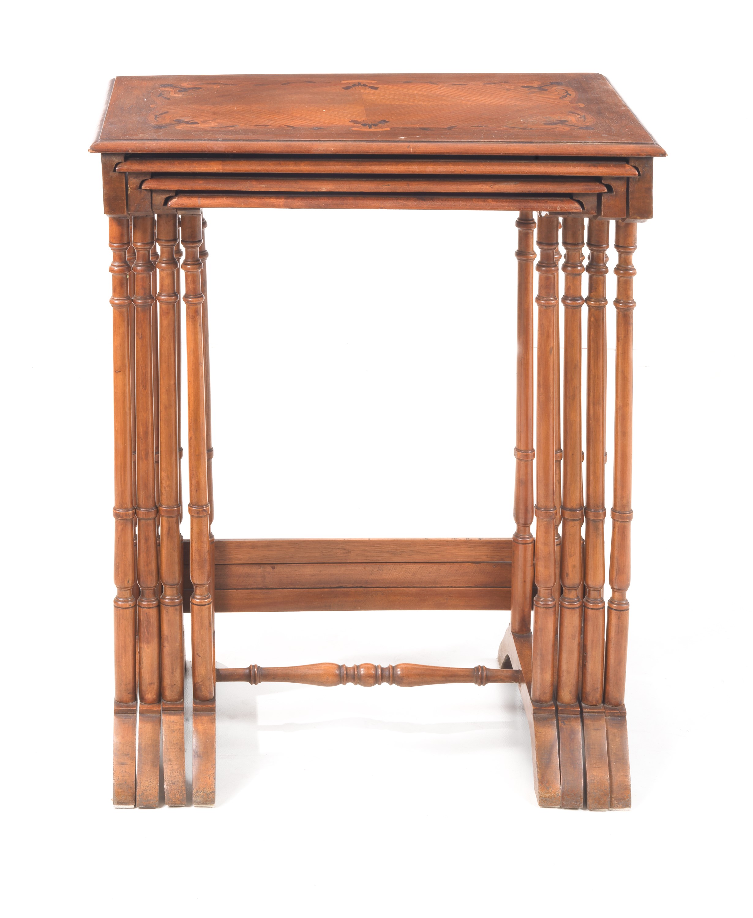 Antico nido di quattro tavolinetti in bois de rose e mogano biondo, con piani intarsiati a motivi...