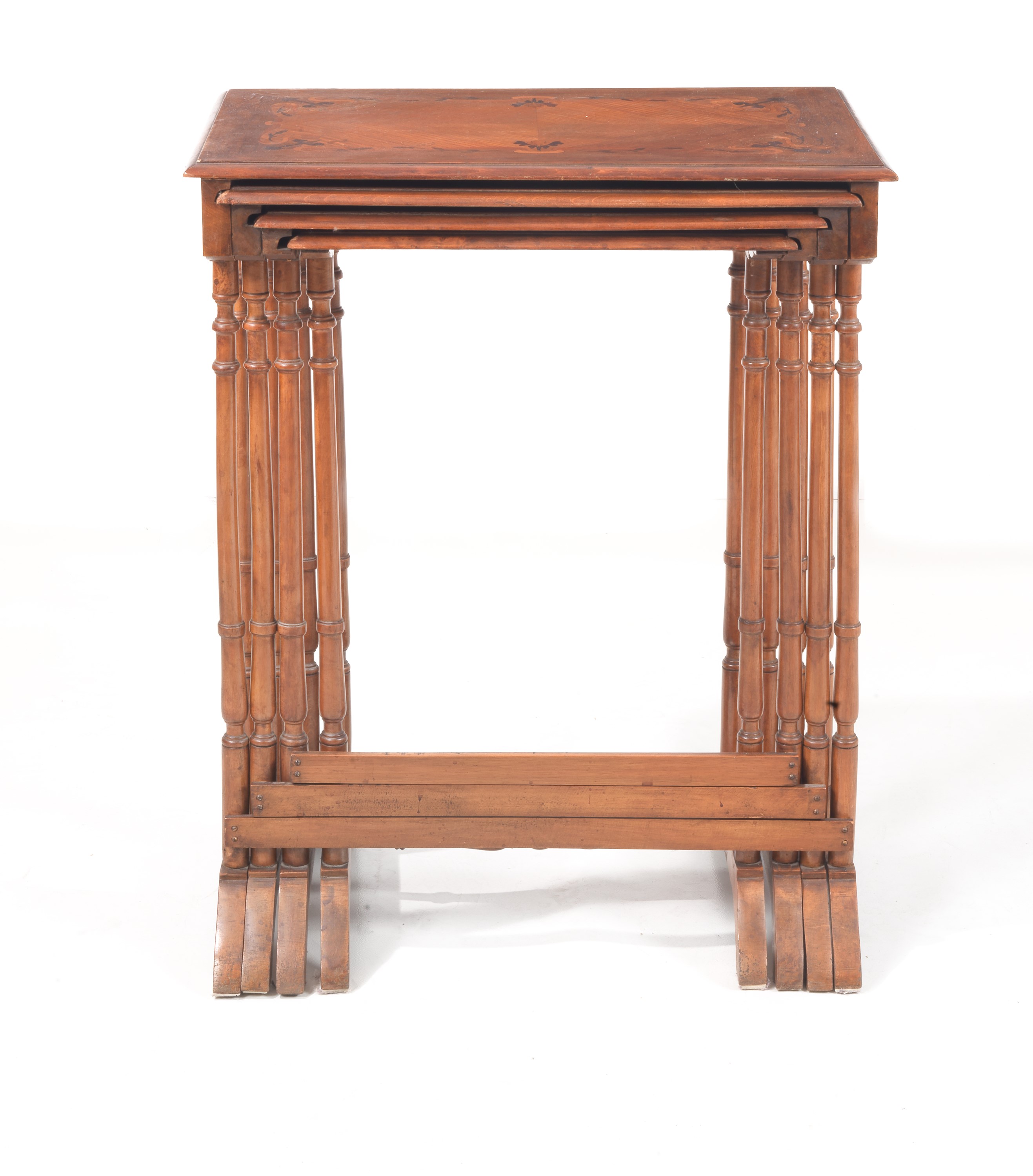 Antico nido di quattro tavolinetti in bois de rose e mogano biondo, con piani intarsiati a motivi...