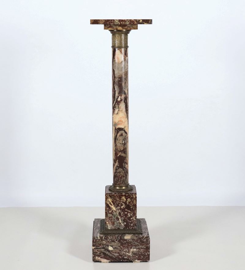Antica colonna francese in marmo brecciato e venato, guarnizioni in bronzo dorato e cesellato