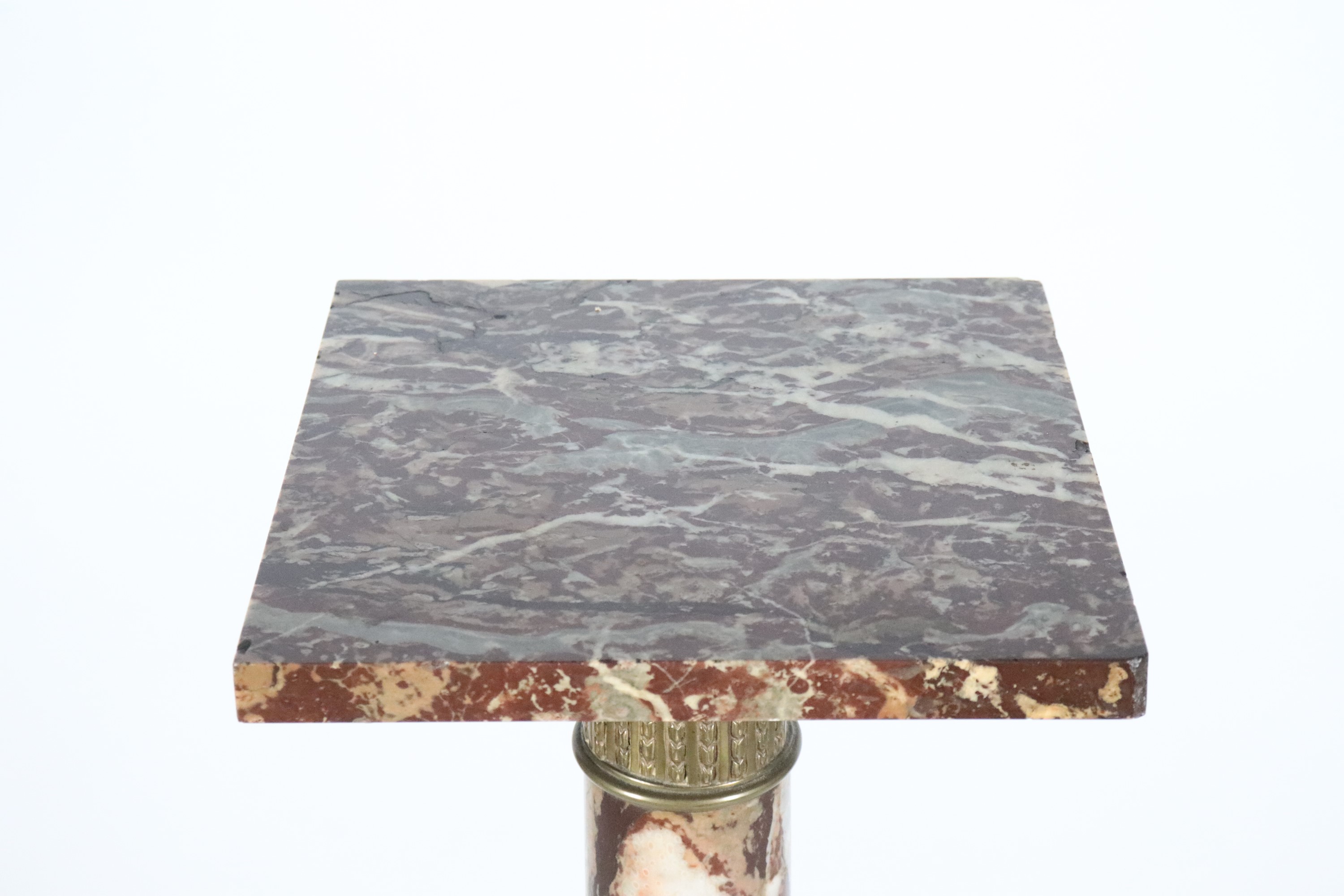 Antica colonna francese in marmo brecciato e venato, guarnizioni in bronzo dorato e cesellato