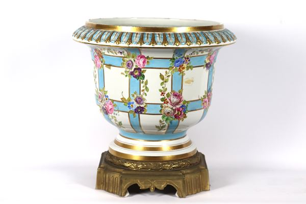 Large French cachepot in multicoloured porcelain with garland and rose bouquet motifs, highlights in pure gold and base in chiseled and embossed gilded bronze