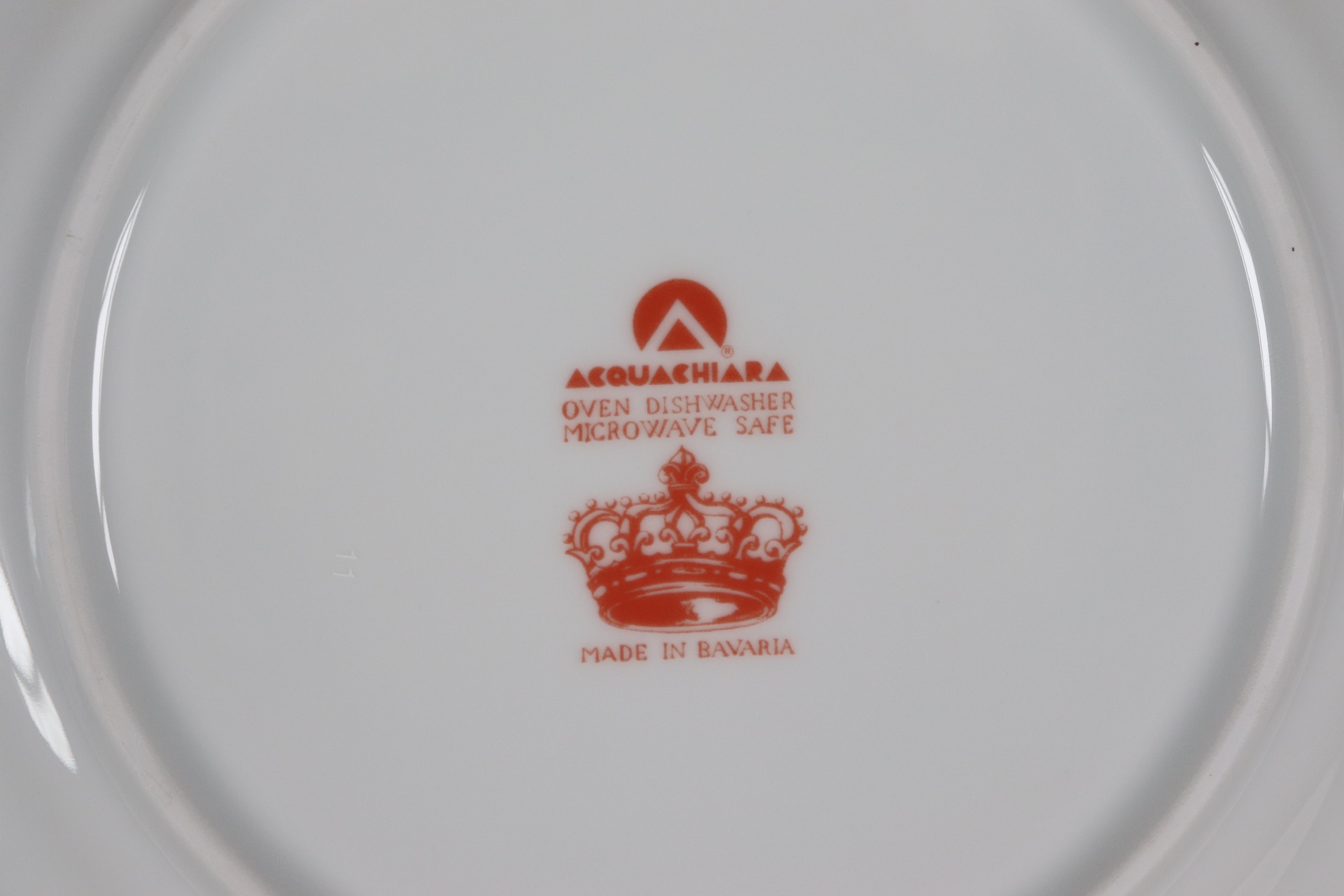 Lotto di dodici piatti in porcellana di Bavaria, con decorazioni di stemma centrale e bordi a rag...